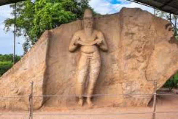 Parakrama Samudra ( Sea of Parakrama ) Statue of Parakhamabaho pothgul Viharaya